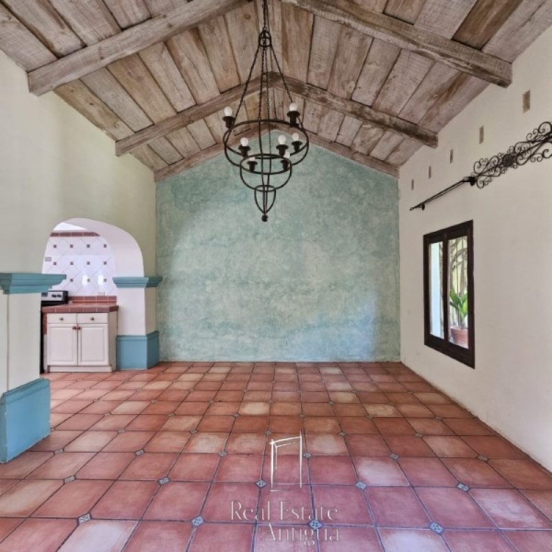 Spacious Unfurnished Rental with a Large Garden & Fireplace