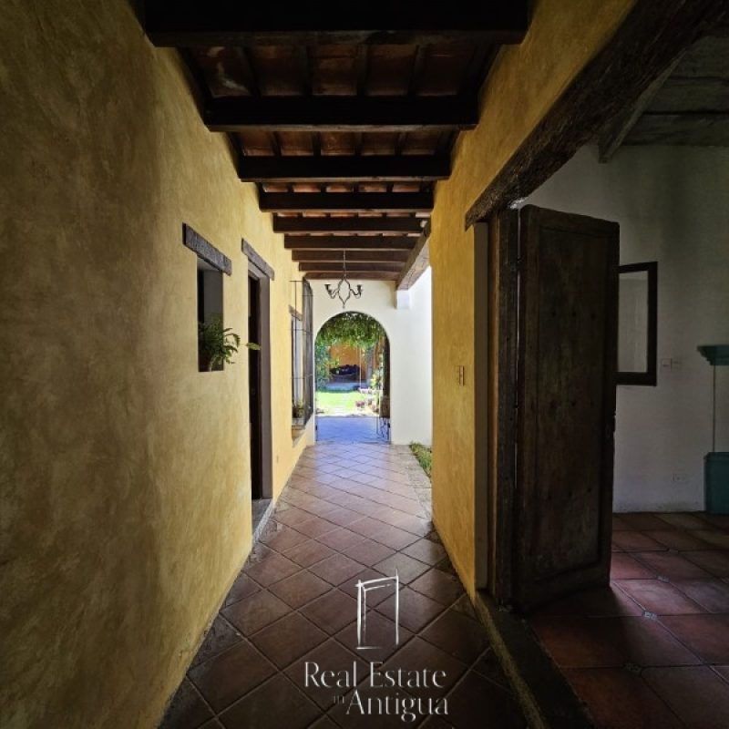 Spacious Unfurnished Rental with a Large Garden & Fireplace