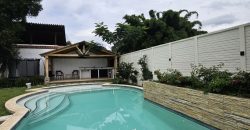 Oasis Moderno: Amplia Casa de una Planta con Jardín extenso