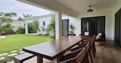 Oasis Moderno: Amplia Casa de una Planta con Jardín extenso