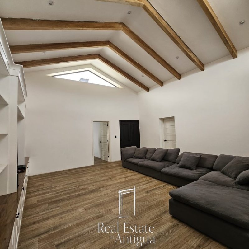 Oasis Moderno: Amplia Casa de una Planta con Jardín extenso