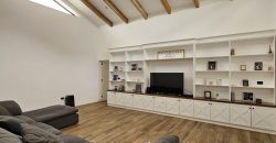 Oasis Moderno: Amplia Casa de una Planta con Jardín extenso