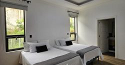 Oasis Moderno: Amplia Casa de una Planta con Jardín extenso