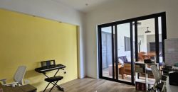 Oasis Moderno: Amplia Casa de una Planta con Jardín extenso