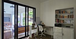Oasis Moderno: Amplia Casa de una Planta con Jardín extenso