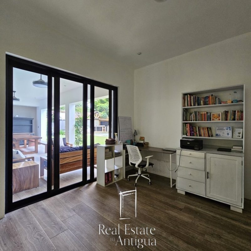 Oasis Moderno: Amplia Casa de una Planta con Jardín extenso