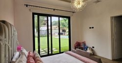 Oasis Moderno: Amplia Casa de una Planta con Jardín extenso