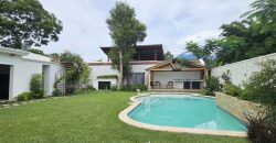 Oasis Moderno: Amplia Casa de una Planta con Jardín extenso