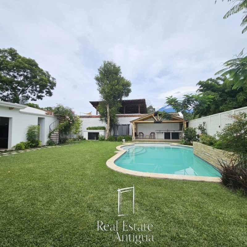 Oasis Moderno: Amplia Casa de una Planta con Jardín extenso