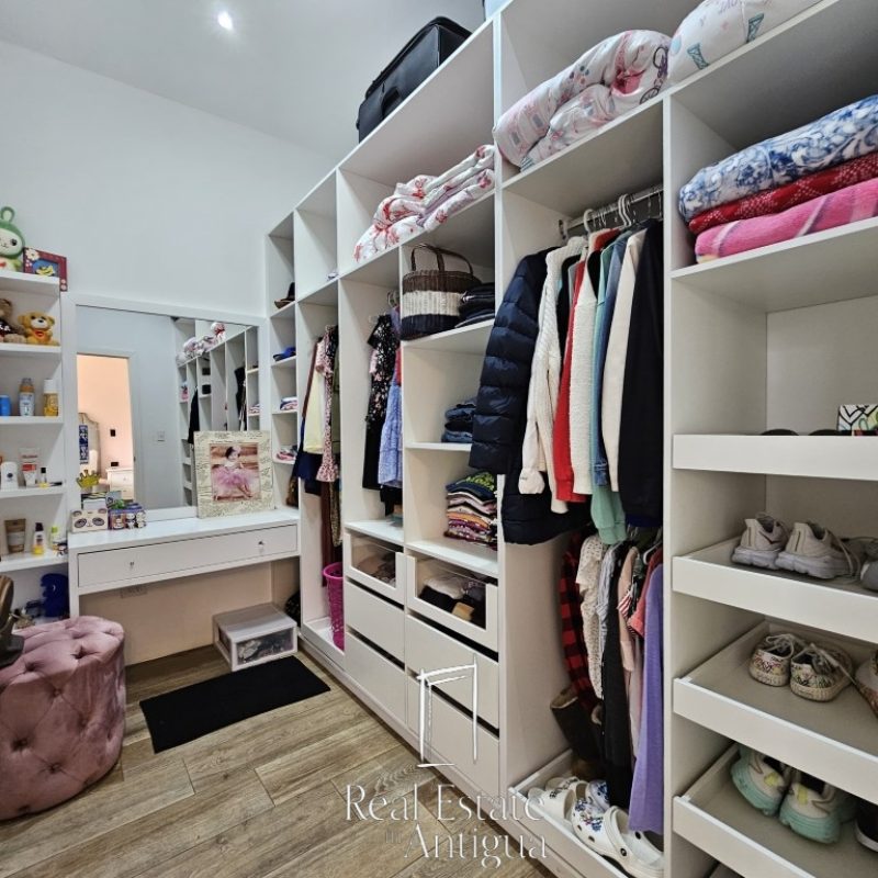Modern Oasis: Spacious One-Storey House with Extensive Garden