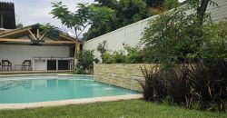 Oasis Moderno: Amplia Casa de una Planta con Jardín extenso