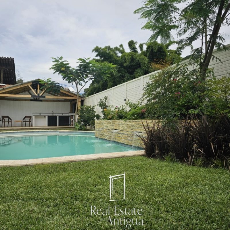 Oasis Moderno: Amplia Casa de una Planta con Jardín extenso