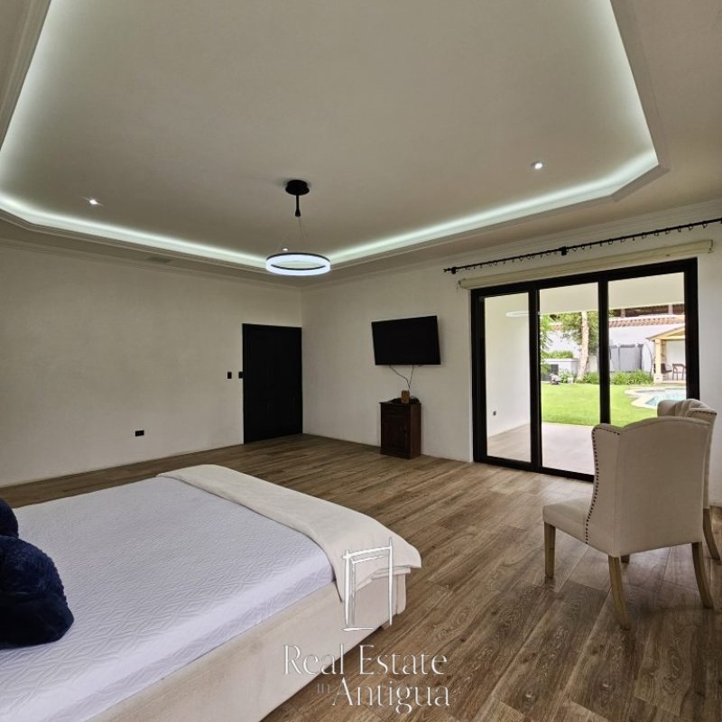 Oasis Moderno: Amplia Casa de una Planta con Jardín extenso