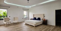 Oasis Moderno: Amplia Casa de una Planta con Jardín extenso
