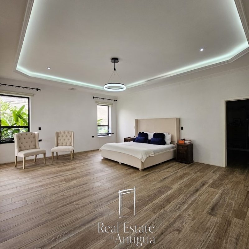 Oasis Moderno: Amplia Casa de una Planta con Jardín extenso