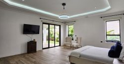 Oasis Moderno: Amplia Casa de una Planta con Jardín extenso
