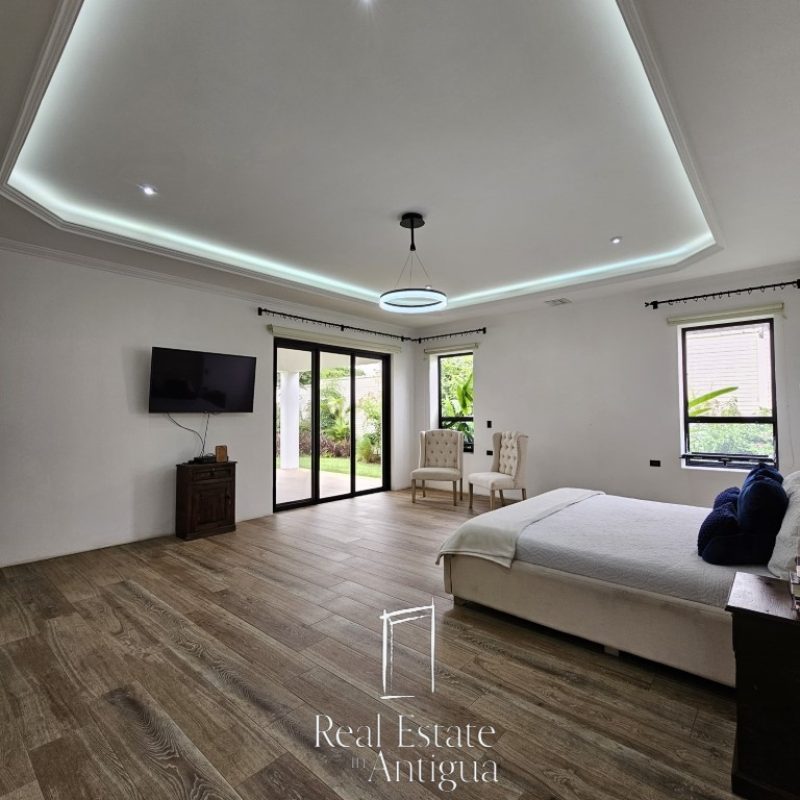 Oasis Moderno: Amplia Casa de una Planta con Jardín extenso