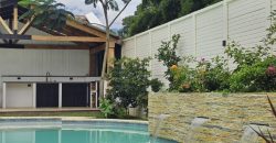 Oasis Moderno: Amplia Casa de una Planta con Jardín extenso