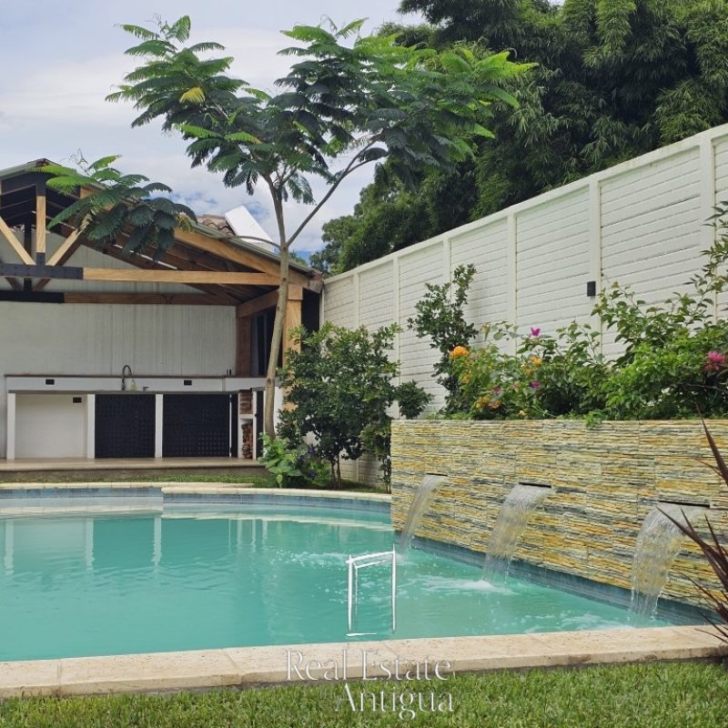 Oasis Moderno: Amplia Casa de una Planta con Jardín extenso