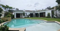 Oasis Moderno: Amplia Casa de una Planta con Jardín extenso