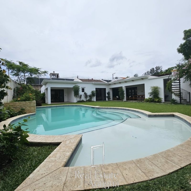 Oasis Moderno: Amplia Casa de una Planta con Jardín extenso