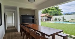 Oasis Moderno: Amplia Casa de una Planta con Jardín extenso