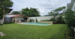 Oasis Moderno: Amplia Casa de una Planta con Jardín extenso