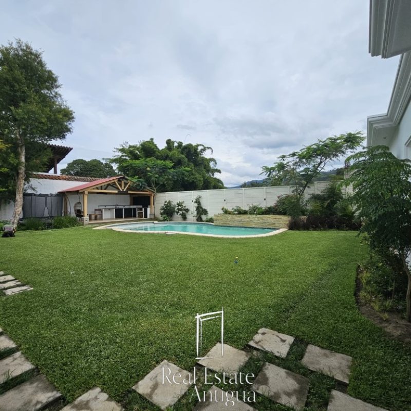 Oasis Moderno: Amplia Casa de una Planta con Jardín extenso