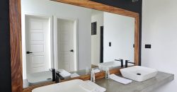 Oasis Moderno: Amplia Casa de una Planta con Jardín extenso