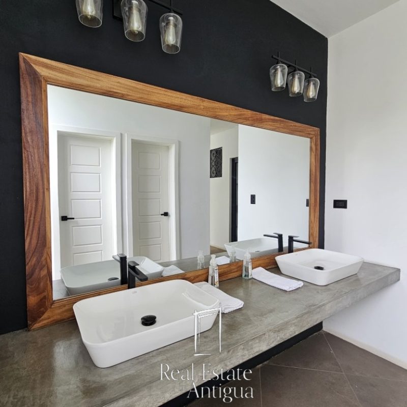 Oasis Moderno: Amplia Casa de una Planta con Jardín extenso