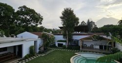 Oasis Moderno: Amplia Casa de una Planta con Jardín extenso