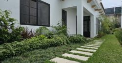 Oasis Moderno: Amplia Casa de una Planta con Jardín extenso