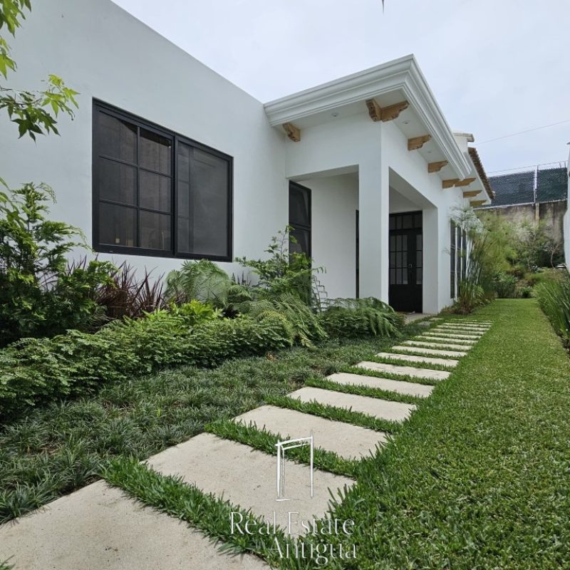 Oasis Moderno: Amplia Casa de una Planta con Jardín extenso