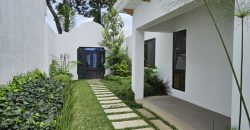 Oasis Moderno: Amplia Casa de una Planta con Jardín extenso