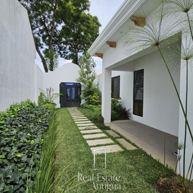 Oasis Moderno: Amplia Casa de una Planta con Jardín extenso