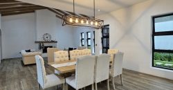 Oasis Moderno: Amplia Casa de una Planta con Jardín extenso