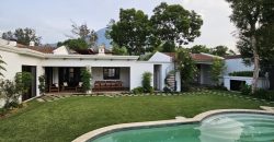 Oasis Moderno: Amplia Casa de una Planta con Jardín extenso