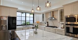 Oasis Moderno: Amplia Casa de una Planta con Jardín extenso