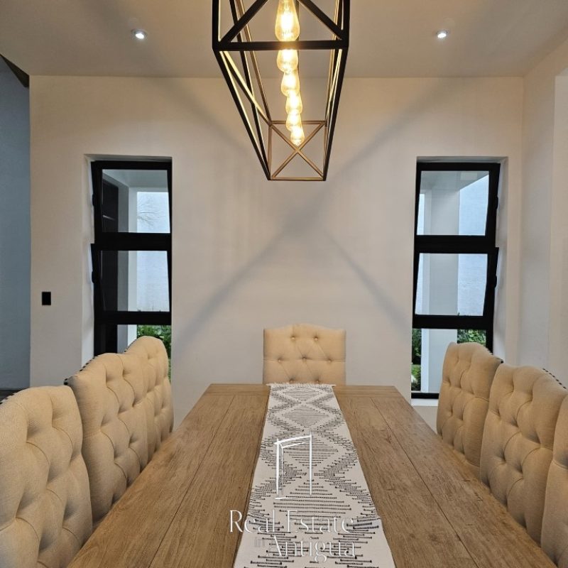Oasis Moderno: Amplia Casa de una Planta con Jardín extenso