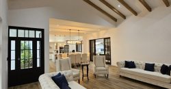 Oasis Moderno: Amplia Casa de una Planta con Jardín extenso