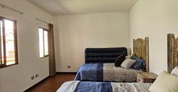 Eleva tu Estilo de Vida: Exquisita Casa Totalmente Amueblada con Vistas Espectaculares a los Volcanes