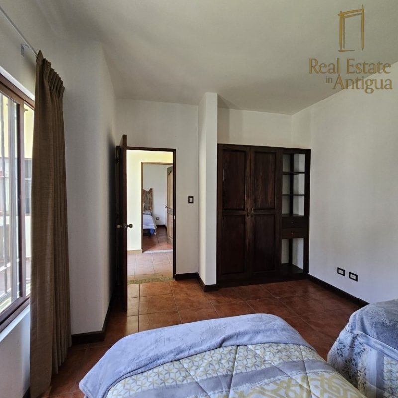 Eleva tu Estilo de Vida: Exquisita Casa Totalmente Amueblada con Vistas Espectaculares a los Volcanes