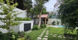 Oasis Moderno: Amplia Casa de una Planta con Jardín extenso
