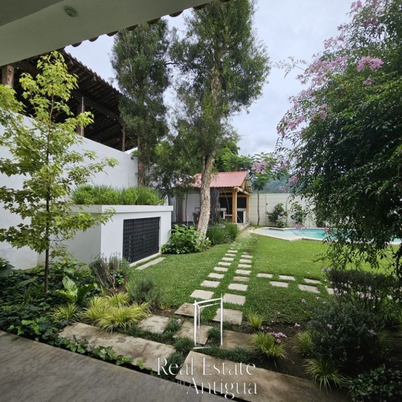 Oasis Moderno: Amplia Casa de una Planta con Jardín extenso