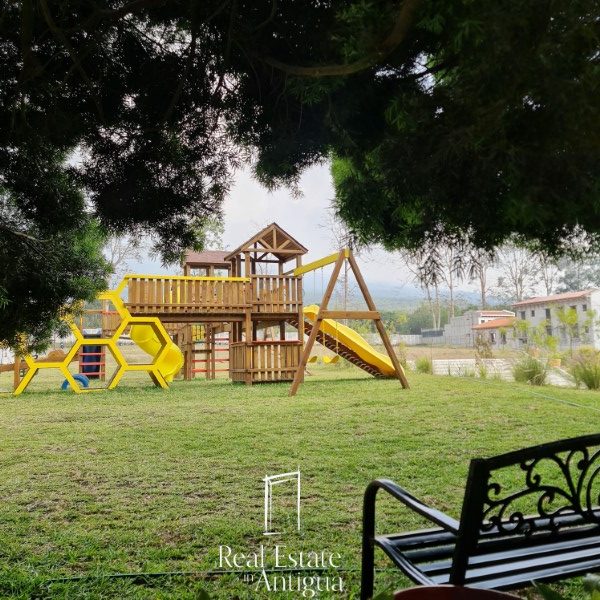 Esplendida casa en venta en un vecindario de 1 millón de dólares