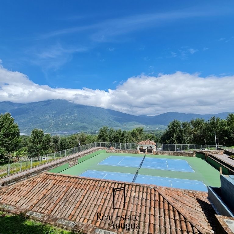 Investment opportunity in Antigua Gardens