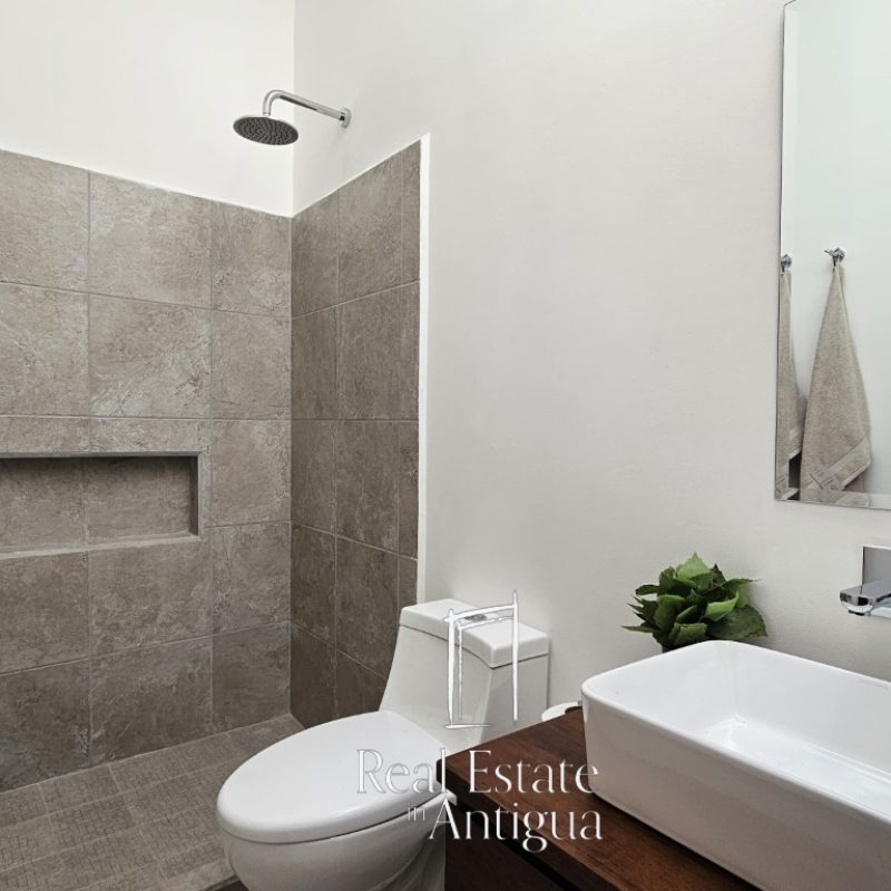 Elegante casa en condominio pequeño y privado