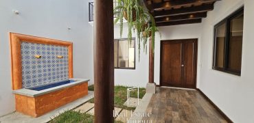 Elegante casa en condominio pequeño y privado