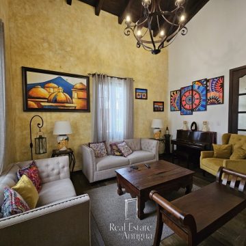 Beautiful corner house 800metros from La Antigua