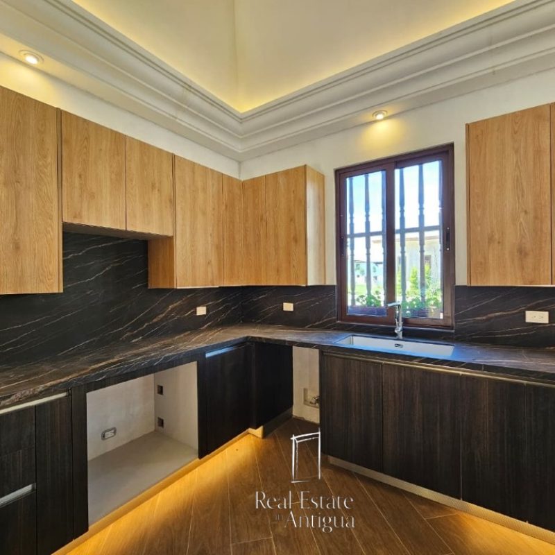 Casa Oasis en Venta – Residencia de Lujo con Piscina, Jardín y 4 Habitaciones